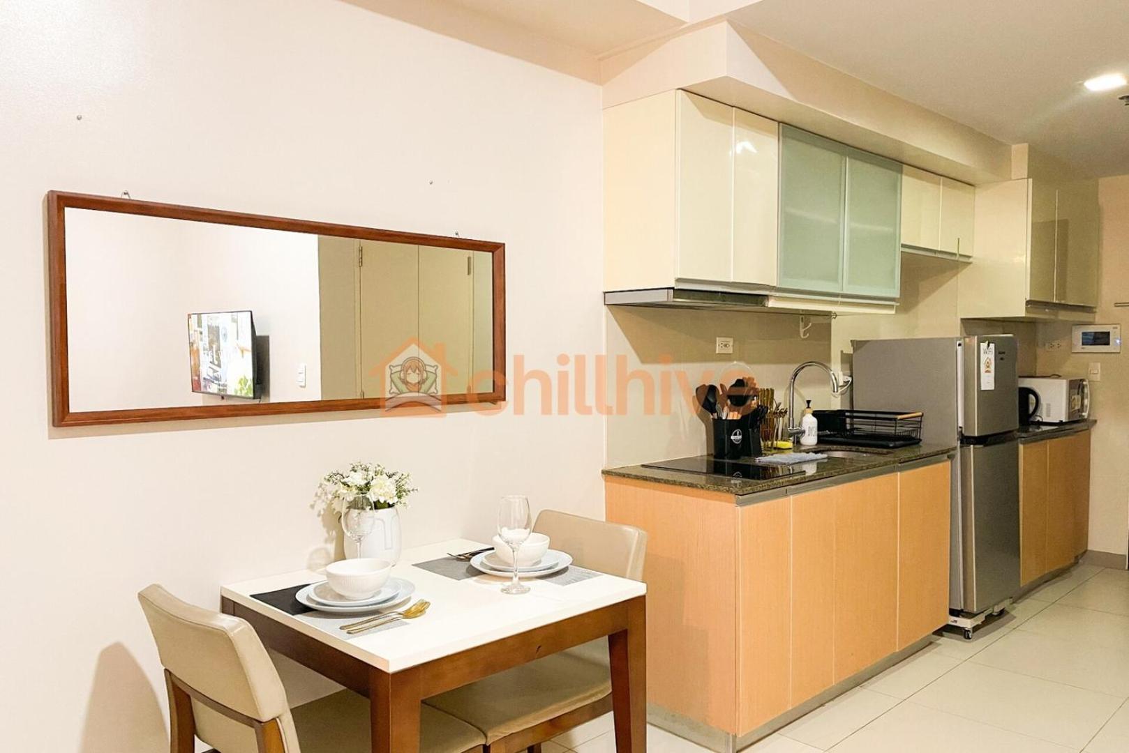 Chic Bgc Across Uptown Mall #ournw9b Holiday home *
